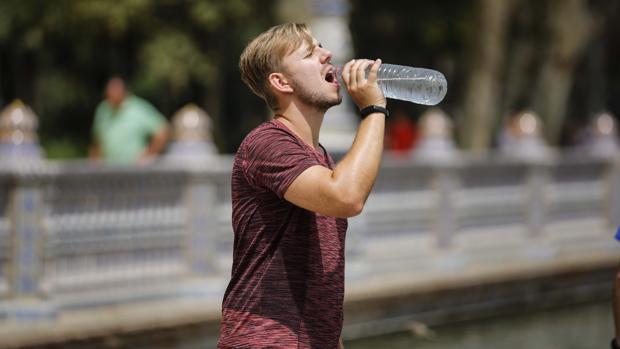 Turista bebiendo agua un día de calor