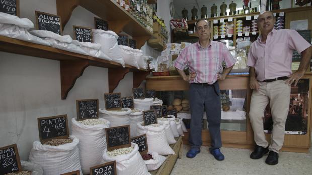 Alonso Gómez, propietario de «Ultramarinos Alonso», junto a su hermano, Antonio Gómez
