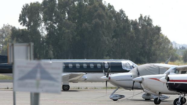 Aviones privados estacionados en el aeropuerto de Sevilla