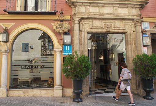 Un turista entra en uno de los hoteles del Centro