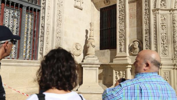 Así ha quedado la Cruz del Arquillo del Ayuntamiento de Sevilla tras los actos vandálicos sufridos en la noche de este lunes