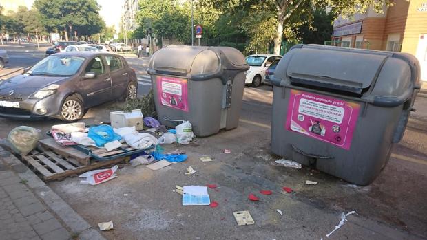 Basura y suciedad en el entorno de unos contenedores de basura cerca de Santa Justa