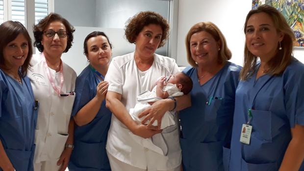 Enfermeras de de la Unidad de Reproducción Asistida con Álvaro. La supervisora es Amelia Gallego, a la derecha.