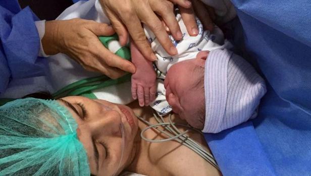 Toñi Sánchez, con su pequeño Álvaro minutos después de nacer en el Hospital de Valme