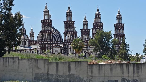 La basílica de El Palmar donde se encuentra la estatua de Franco con la corona de santo