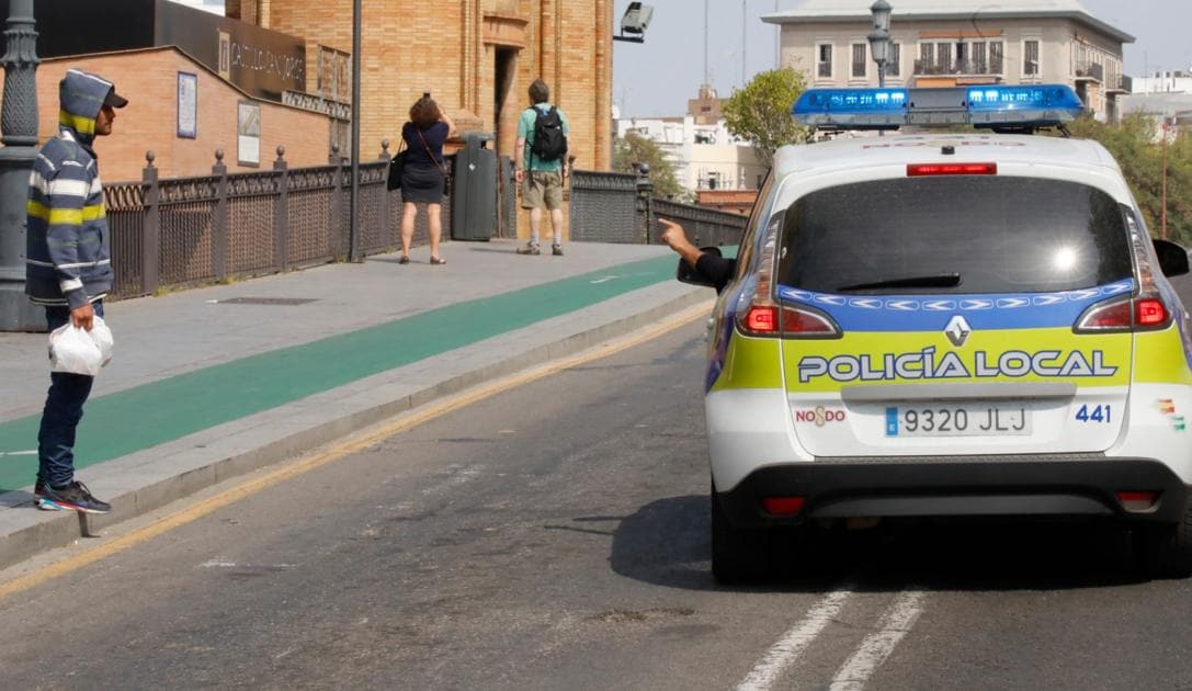 Coronavirus La Policia Para A Conductores Y Peatones Que Incumplen La Orden Del Estado De Alarma En Sevilla