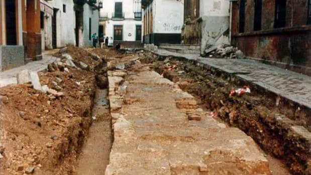La muralla oculta en el subsuelo de Mateos Gago salió a la luz en 1989