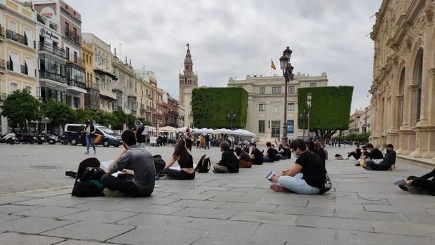 Sentada de estudiantes de la UPO este lunes en Sevilla