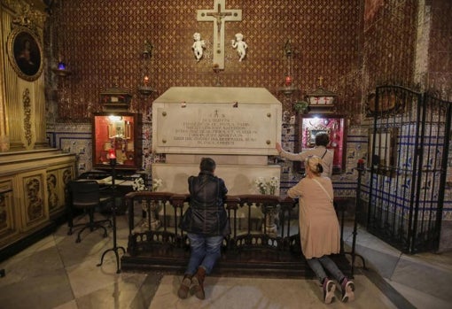 La tumba del padre Francisco de Paula Tarín SJ, en la iglesia del Sagrado Corazón