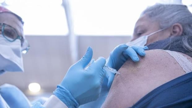 Bajan los contagios y suben de forma moderada los hospitalizados por Covid en Sevilla