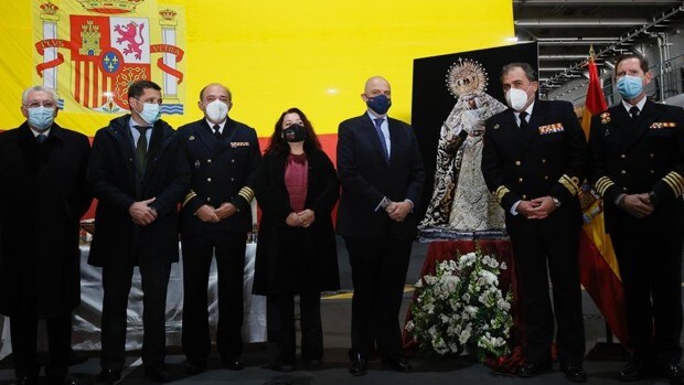 El oratorio del buque insignia de la Armada Española se consagra a la Esperanza de Triana