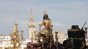 Los donantes de sangre, presentes en las «levantás» de la Semana Santa de Sevilla