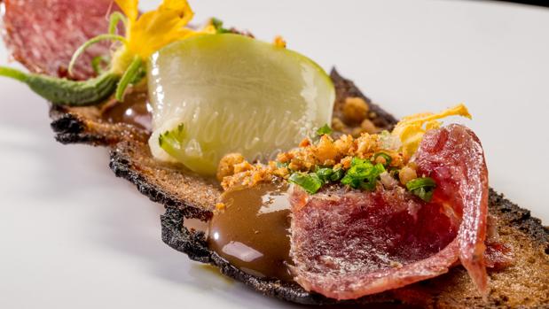 Tostada con salchichón ibérico y aceite de semilla de calabaza