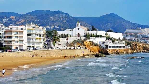 Panorámica de la playa de San Sebastián en Sitges, una playa familiar con una longitud de 205 metros
