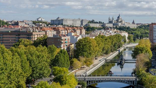 Vista de Madrid desde el río Manzanares con el Palacio Real y la Catedral de La Almudena al fondo