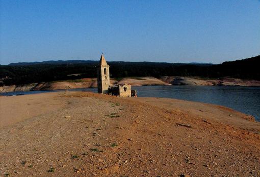 Vistas de la iglesia románica de San Román, al descubierto al bajar las aguas del pantano que regula el río Ter
